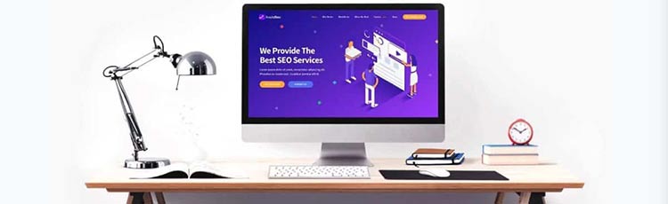 Postazione di lavoro con un sito web SEO oriented sullo schermo